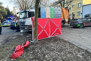 Emerytka zmiażdżona przez śmieciarkę w Warszawie. Na ulicy została plama krwi