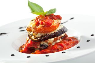 Bakłażany w sosie pomidorowym - przepis na proste danie wegetariańskie