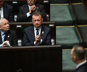 Jarosław Kaczyński z palcem w bandażu