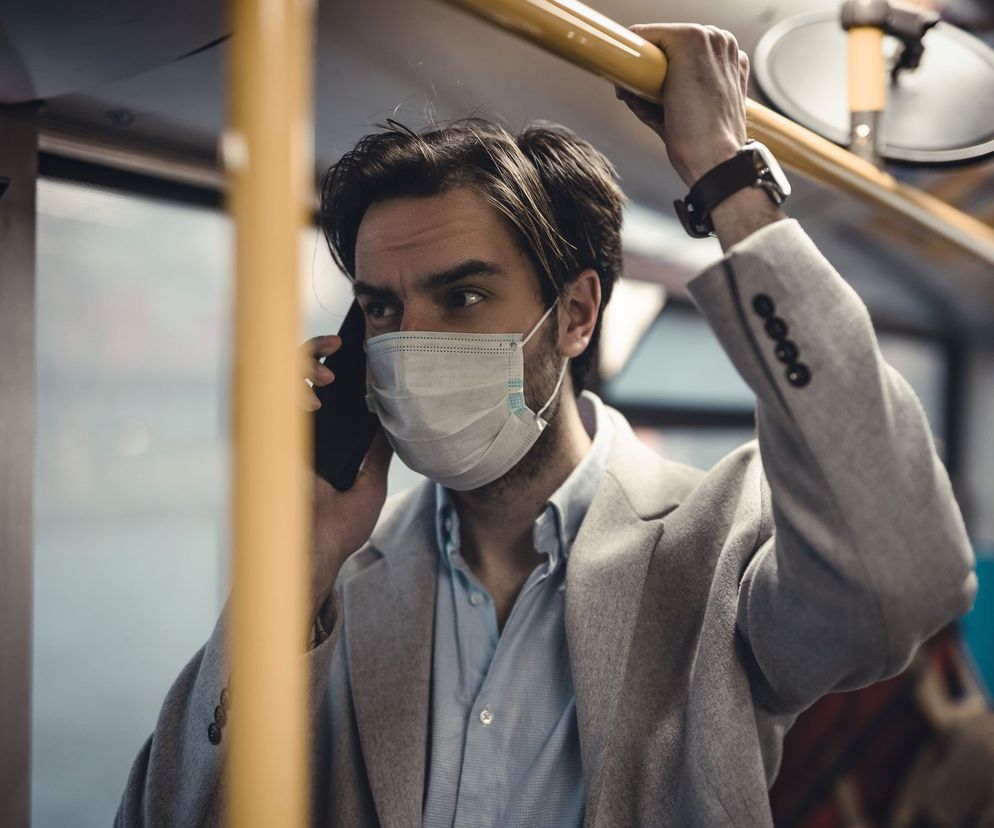 Rozmawianie w środkach transportu publicznego grozi zakażeniem koronawirusem