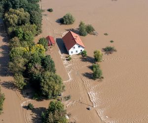 Lewin Brzeski zalany w 90 procentach! Strażacy podpływają do mieszkanców w łodziach. Wielka akcja ewakuacyjna [WIDEO, ZDJĘCIA]