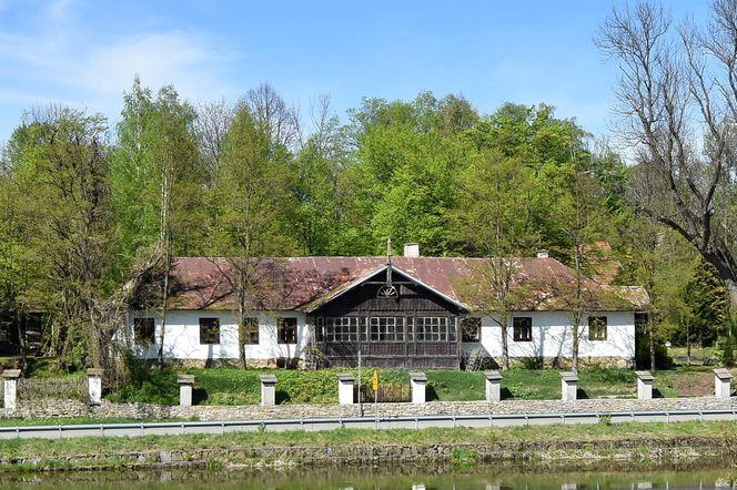 To jedna z najciekawszych małopolskich wsi. Jej ozdobą jest szlachecki dwór 