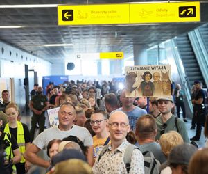 Ludzie oczekujący na przylot Sławosza Uznańskiego-Wiśniewskiego w Porcie Lotniczym Chopina w Warszawie