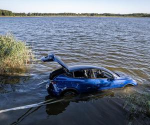 Niespotykana sytuacja na mazurskim jeziorze. Strażacy wyłowili luksusowe auto [ZDJĘCIA]