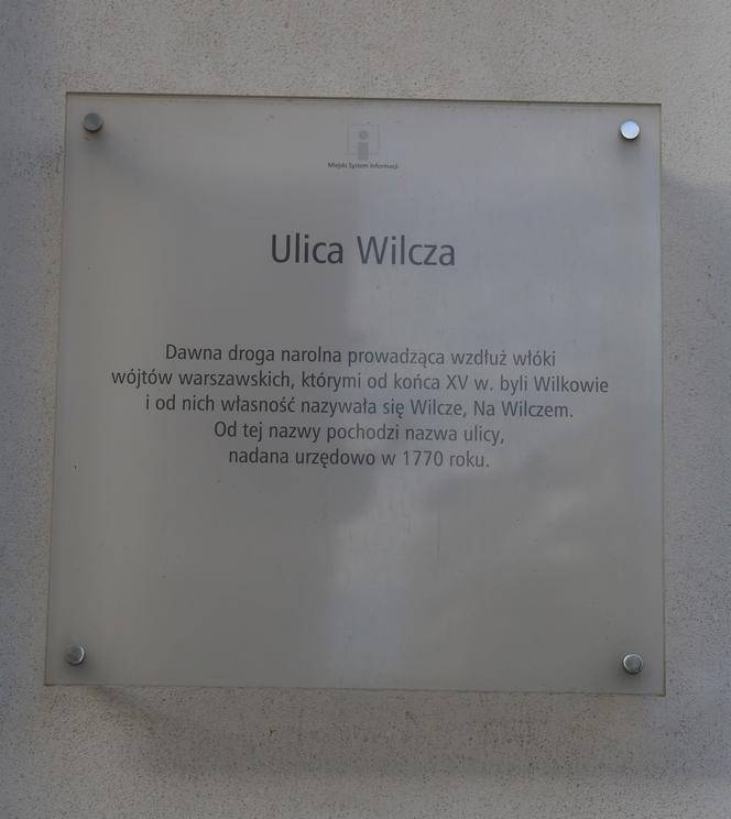 Na Wilczej nadal straszy? „Moja ciocia widywała Czarną Damę”. Historia kamienicy Uminstowskich