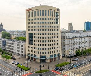 Roztańczony biurowiec naprzeciw Ogrodu Saskiego