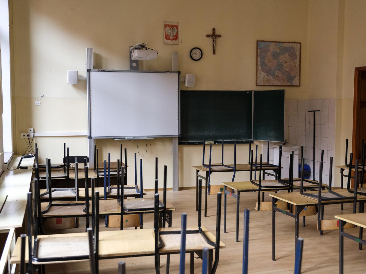 Zamknięcie szkół przedłużone do Wielkanocy! Co z egzaminami?