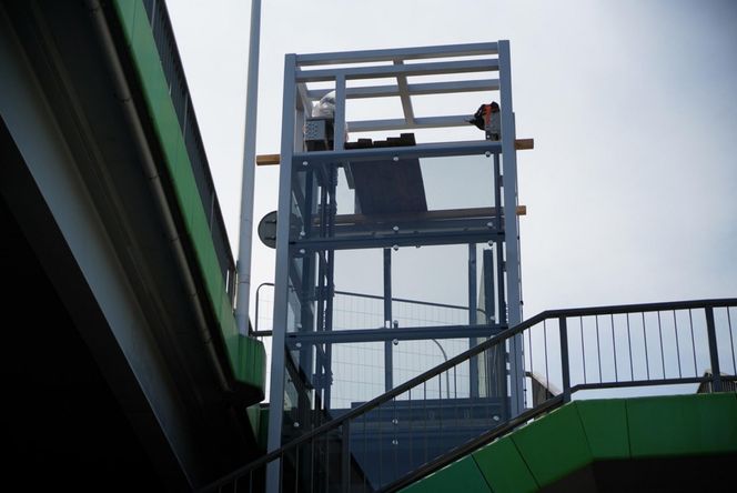 Rewolucja na stacji PKP Gocławek. Drogowcy montują nowe windy. Co się zmieni?