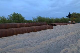 Rury i koparki na plaży w Rewie. Co tam się dzieje? 