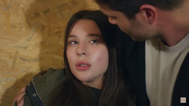 Zeynep rzuci się między napastnika a Ege, przyjmując cios nożem na siebie