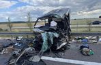 Tragedia na S7 pod Jędrzejowem. Cztery osoby zginęły w zderzeniu busa z ciągnikiem rolniczym [ZDJĘCIA].