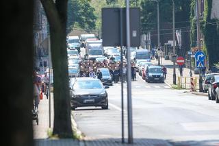 Pogrzeb 18-letniej Wiktorii. Biała urna z prochami spoczęła w grobie. Ból, który rozdziera serca