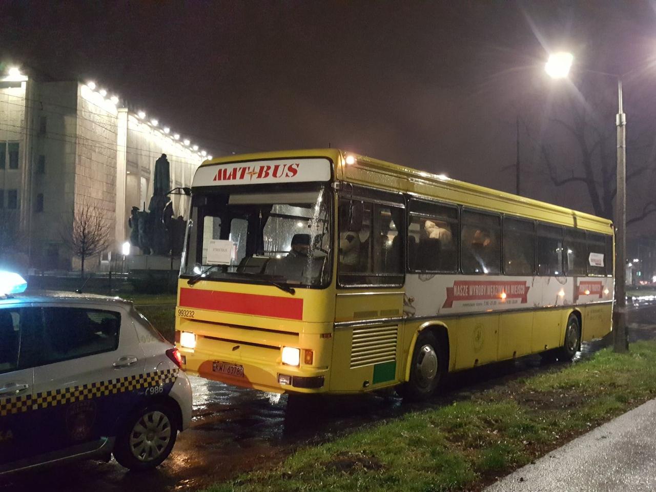 Zimowe wsparcie dla bezdomnych. Na krakowskie ulice wyjechał streetbus. Czym jest?