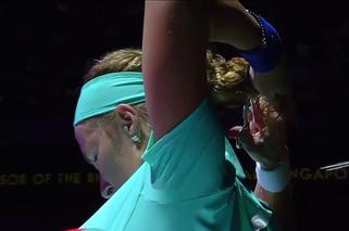WTA Finals: Kuzniecowa fryzjerką? Ostrzygła się w trakcie meczu z Radwańską! [WIDEO]