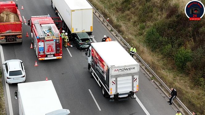 Osobówka wbiła się między dwa tiry. Dramatyczny wypadek na S8