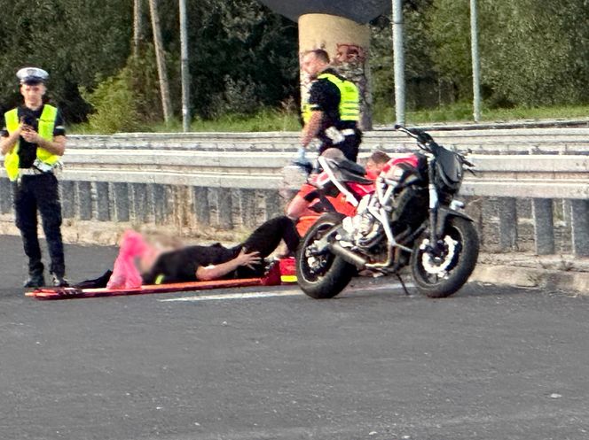 Motocyklista popisywał się na drodze