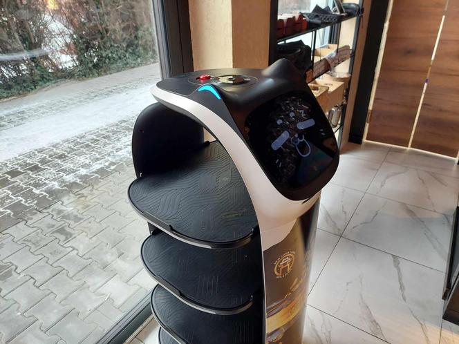 Nowa restauracja w Bydgoszczy. Gotują tu Azjaci, a do stołu podaje robot. Jest też pierwszy w regionie hot-pot