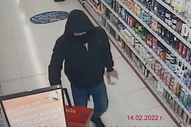 Seria kradzieży w drogerii w Dobrzejewicach koło Torunia. Rozpoznajesz sprawców?