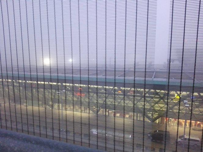 Tak wyglądał poranek na krakowskim lotnisku: Gęsta mgła w Balicach [GALERIA]