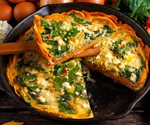 Tarta na spodzie z batatów. Przepis jak zrobić quiche ze słodkich ziemniaków