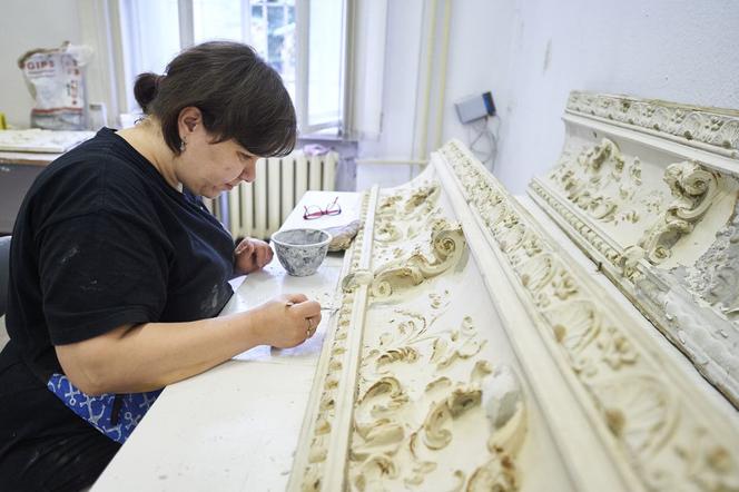 Stuletnie polichromie i złocone sztukaterie odkryte przy renowacji XIX-wiecznej kamienicy 