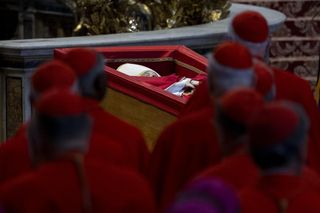 Trumna z ciałem papieża Franciszka przeniesiona w procesji do bazyliki Św. Piotra