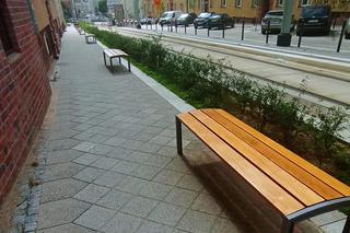 Wysyp ławek na ulicy Boguchwaly