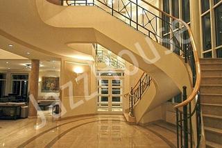 Tak mieszkają bogacze spod Warszawy. Zaglądamy do środka willi za 30 milionów