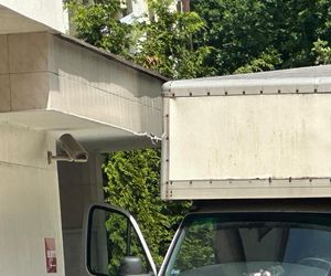 Auto wjechało w budynek sądu w Warszawie. Kierowca z impetem wyłamał szlaban i wjechał na zamknięty teren