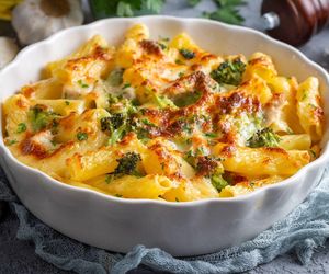 Gotuję makaron i brokuły, a potem zapiekam. To najłatwiejszy na przepis na pyszną zapiekankę 