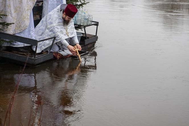 Księża trzykrotnie zanurzyli krzyż w Bugu. W Sławatyczach obchodzono Święto Jordanu