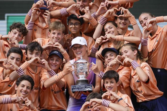 Zjawiskowa Iga Świątek świętuje zwycięstwo w Roland Garros