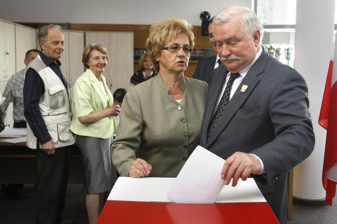 Lech Wałęsa głosuje w wyborach 