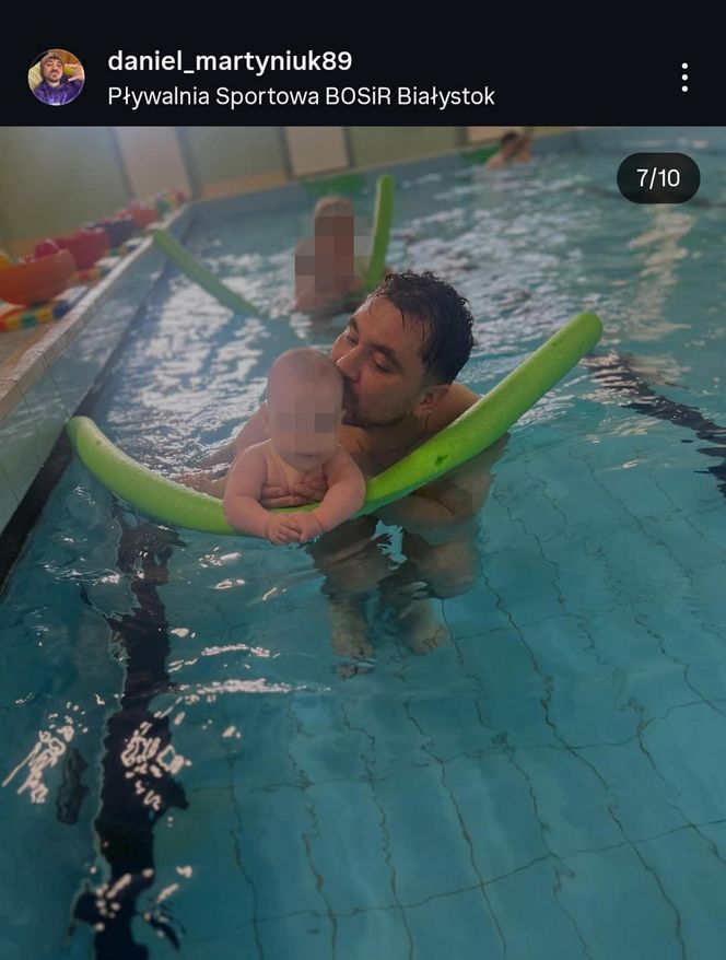 Daniel Martyniuk uczy syna pływać