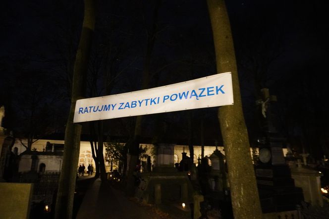 Stare Powązki rozświetlone zniczami 2.11.2024