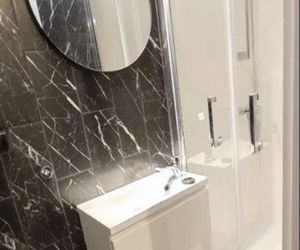 Nawet kojec dla psów jest większy niż to mieszkanie. Mikrokawalerka 8 mkw. do wynajęcia w Warszawie