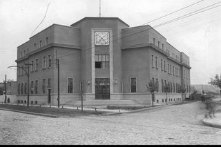 Urząd pocztowy w Będzinie niedaleko Katowic. Znajduje się tu również świetny dworzec kolejowy.