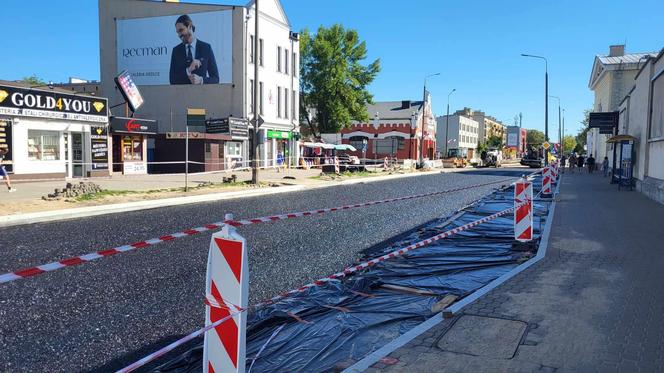 Na ul. Armii Krajowej powstaje już nowa nawierzchnia. Jej skrzyżowanie z ulicami Wojskową i Piłsudskiego zostanie zamknięte na kilka dni.