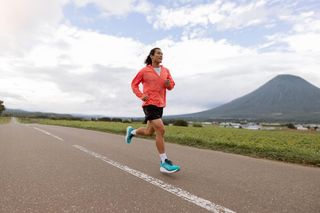 ASICS EMEA odnotowuje wzrost we wszystkich kanałach sprzedaży i kategoriach produktowych