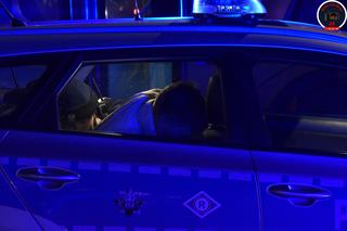 Nocna demolka przy placu Szembeka. Audi skosiło barierki i sygnalizator