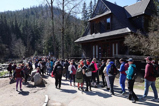 Tłumy w Tatrach podczas majówki 2023