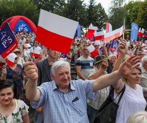 Jarosław Kaczyński z dzidziusiem na rękach ależ on go tuli 