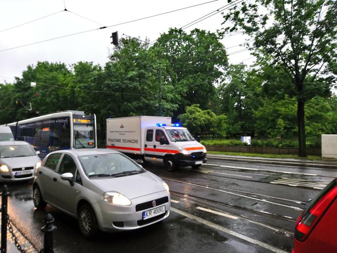 Kraków całkowicie sparaliżowany przez ulewy 23.05.2019: zalane drogi, brak prądu, nie kursują tramwaje
