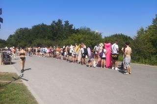 Zakrzówek. Kolejki do wejścia na kąpielisko