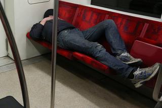 SZOKUJĄCE! Pijane dziecko leżało w metrze