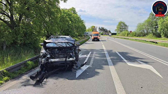 Peugeot i nissan roztrzaskane na drodze. Dramatyczny wypadek pod Sochaczewem 