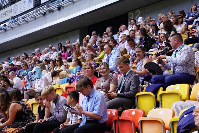 Kongres Świadków Jehowy Białystok 2024. Tłumy wiernych na Stadionie Miejskim