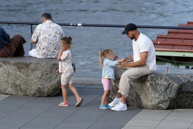 Maciej Pela z córeczkami nad Wisłą