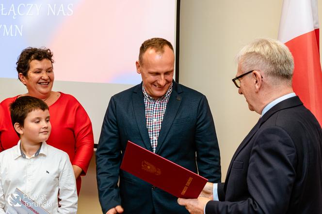 „Niech połączy nas hymn” - piękna, kolorowa premiera w siedzibie Starostwa Powiatowego