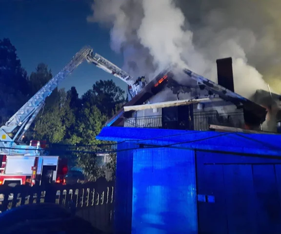 Dwa domy w ogniu! Cztery osoby ewakuowane, trwają poszukiwania kolejnej